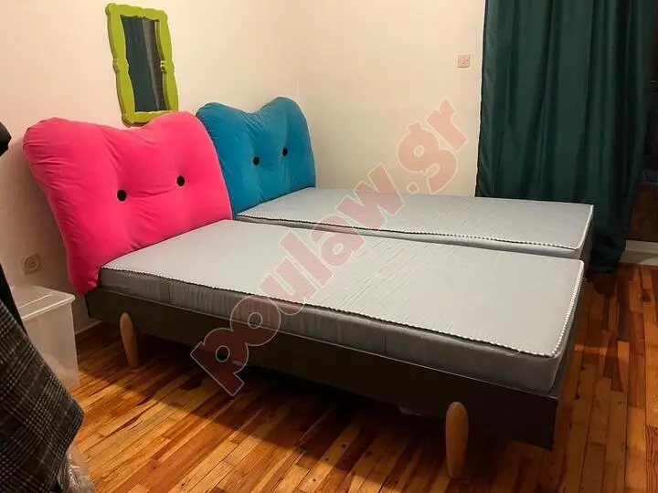Δυο μονοκλινα κρεβατια με τα στρωματα τους 