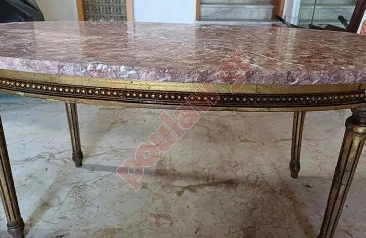 Τραπέζι σαλονιού, μάρμαρο και σκελετό ξύλο χρυσή πατίνα 