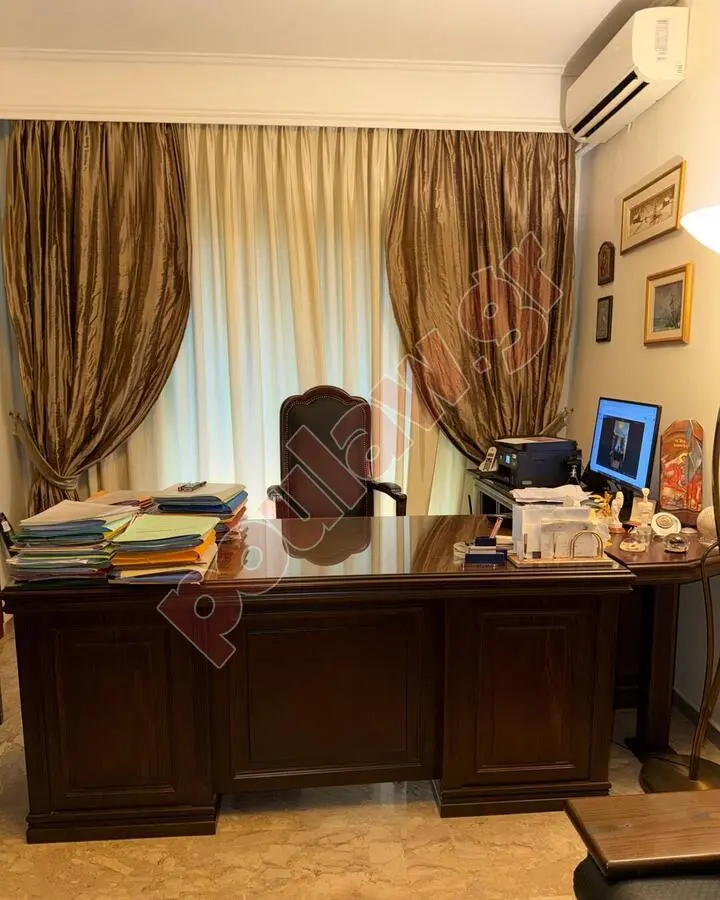 Πώληση γραφείου, καρέκλας και κουρτινών για επαγγελαμτίες