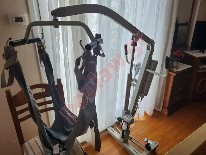 νοσοκομειακό κρεβάτι και γερανός ανύψωσης 