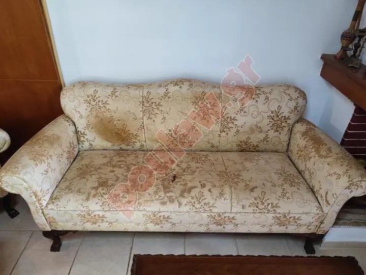 Παλιό σαλόνι με σκαλιστά πόδια