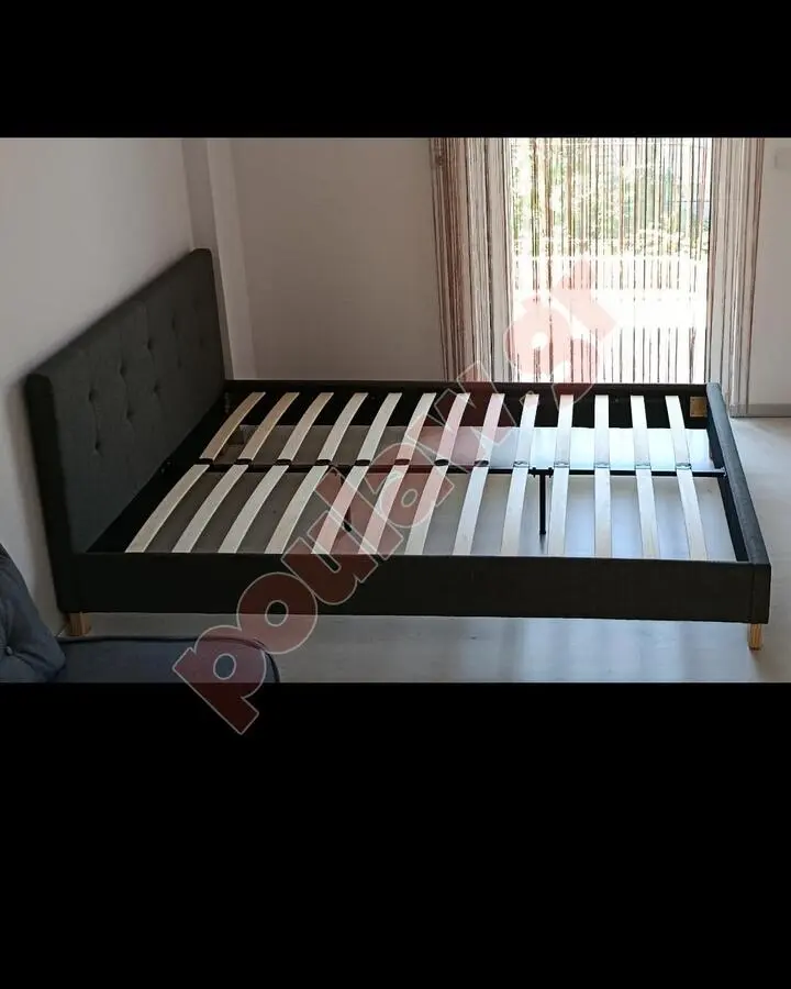 Διπλό κρεβάτι ντυμένο με υφασμα .