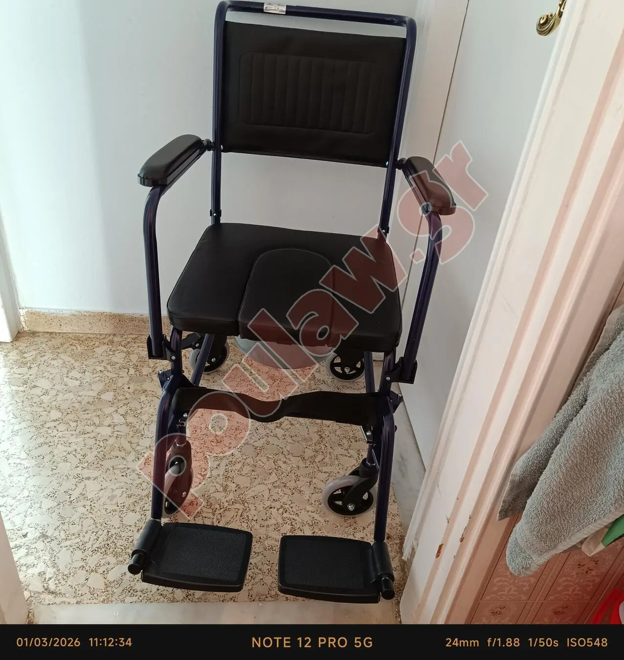 Πωλείται ΑΧΡΗΣΙΜΟΠΟΊΗΤΟ αναπηρικό αμαξίδιο μπάνιου 