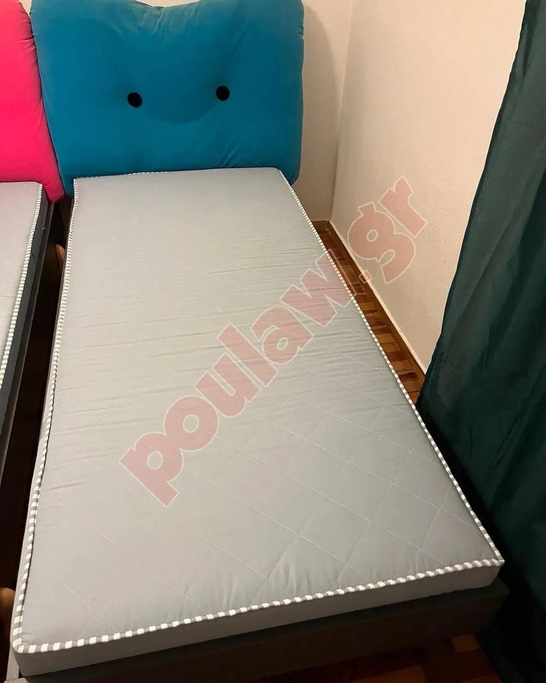 Δυο μονοκλινα κρεβατια με τα στρωματα τους 