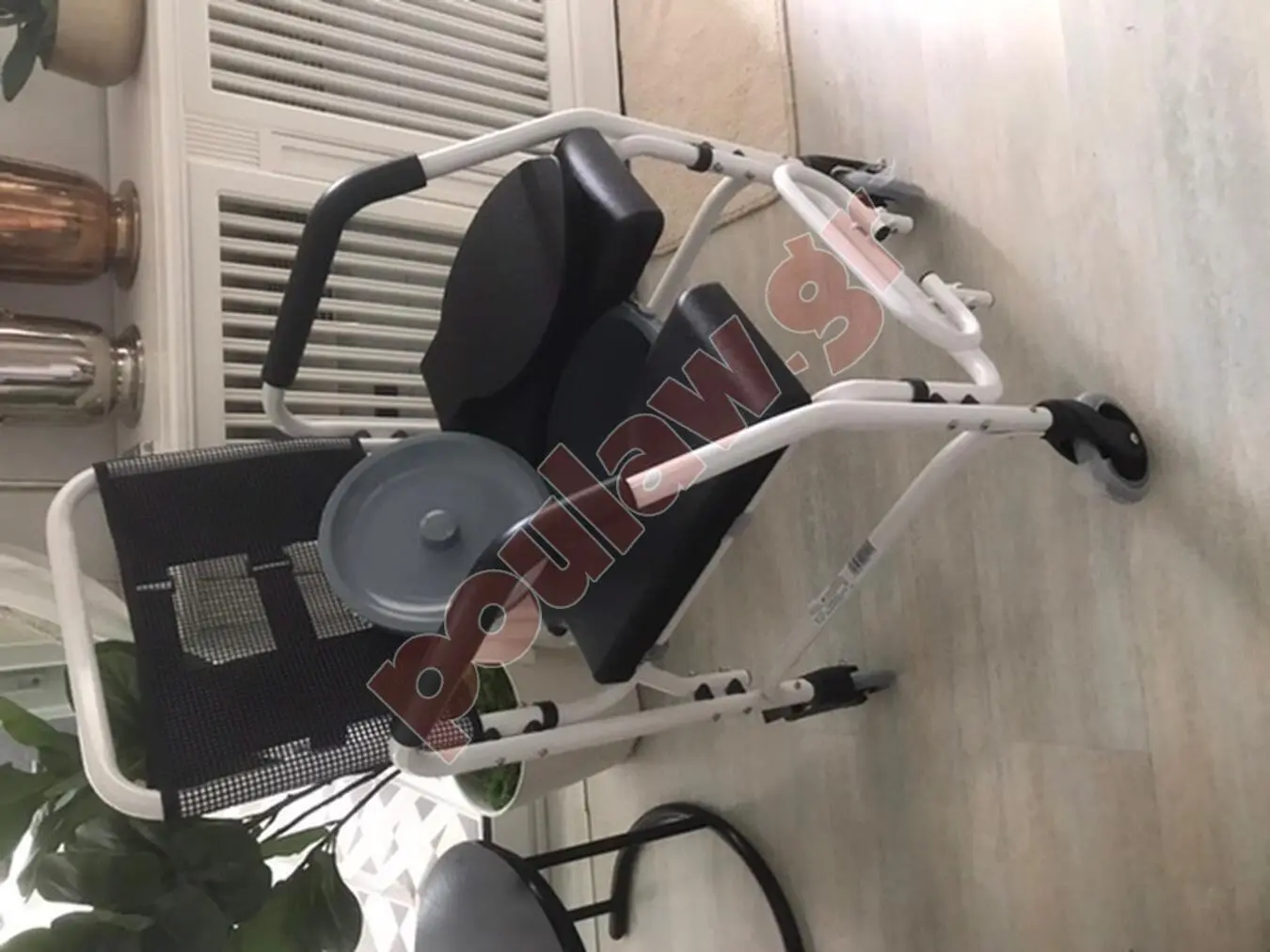 ιατρικό ηλεκτρικό κρεβάτι με τραπεζάκι τριχήλατο και τροχήλατη καρέκλα μπάνιου έ