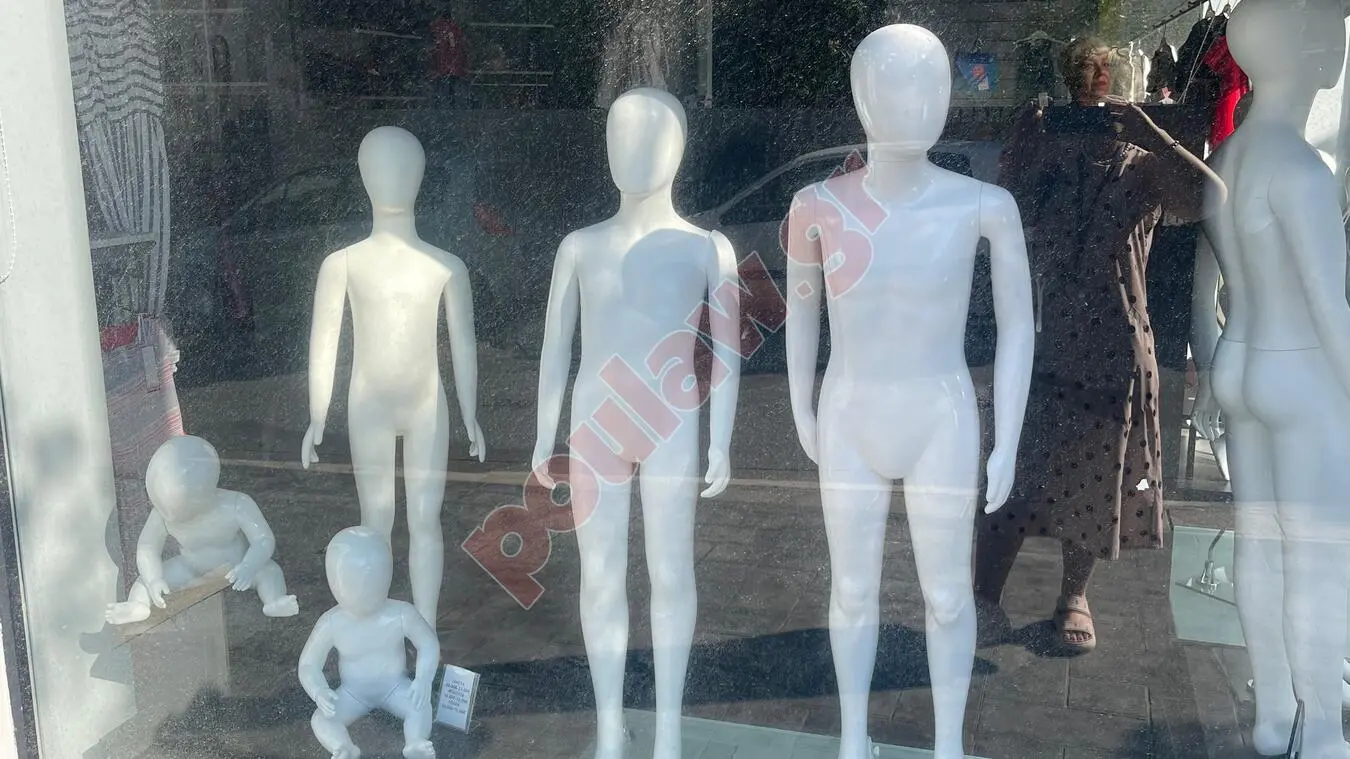 ΚΟΥΚΛΕΣ ΒΙΤΡΙΝΑΣ ΠΑΙΔΙΚΩΝ ΕΝΔΥΜΑΤΩΝ 