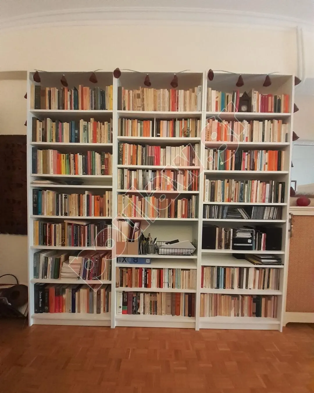 Έπιπλα καθιστικού ΙΚΕΑ: Βιβλιοθήκη, έπιπλο τηλεόρασης, ραφιέρα, ράφια τοίχου