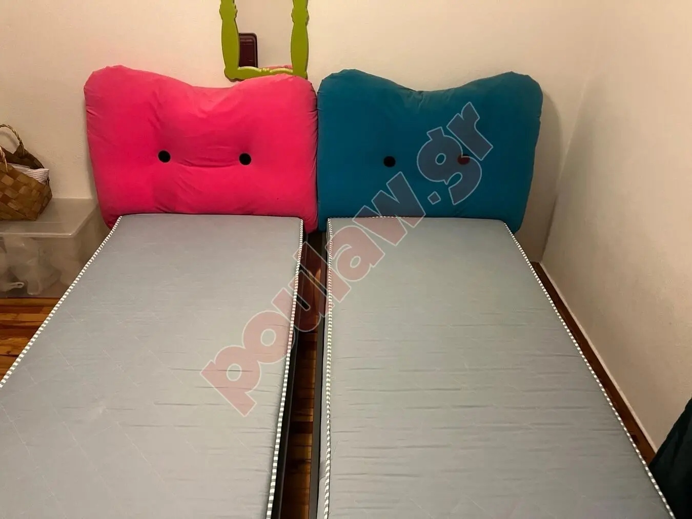 Δυο μονοκλινα κρεβατια με τα στρωματα τους 