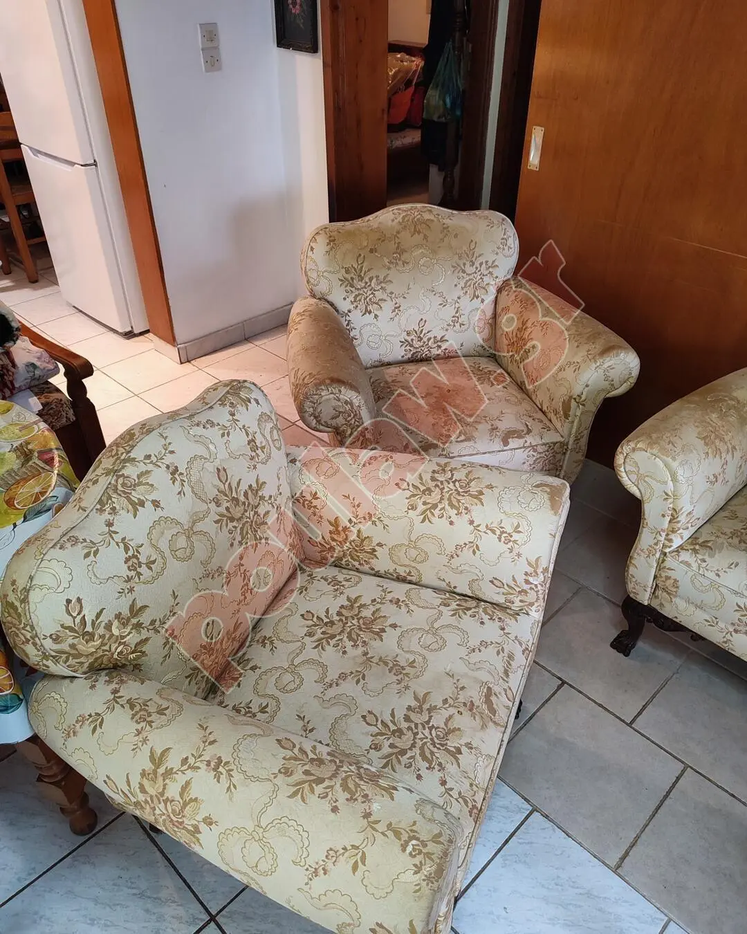 Παλιό σαλόνι με σκαλιστά πόδια 