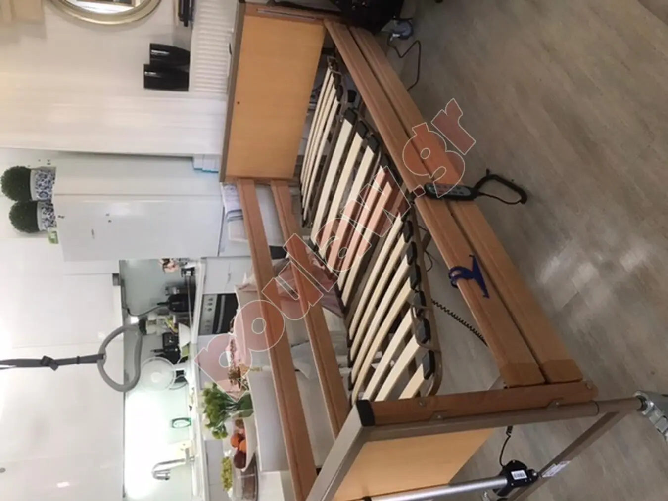 ιατρικό ηλεκτρικό κρεβάτι με τραπεζάκι τριχήλατο και τροχήλατη καρέκλα μπάνιου έ