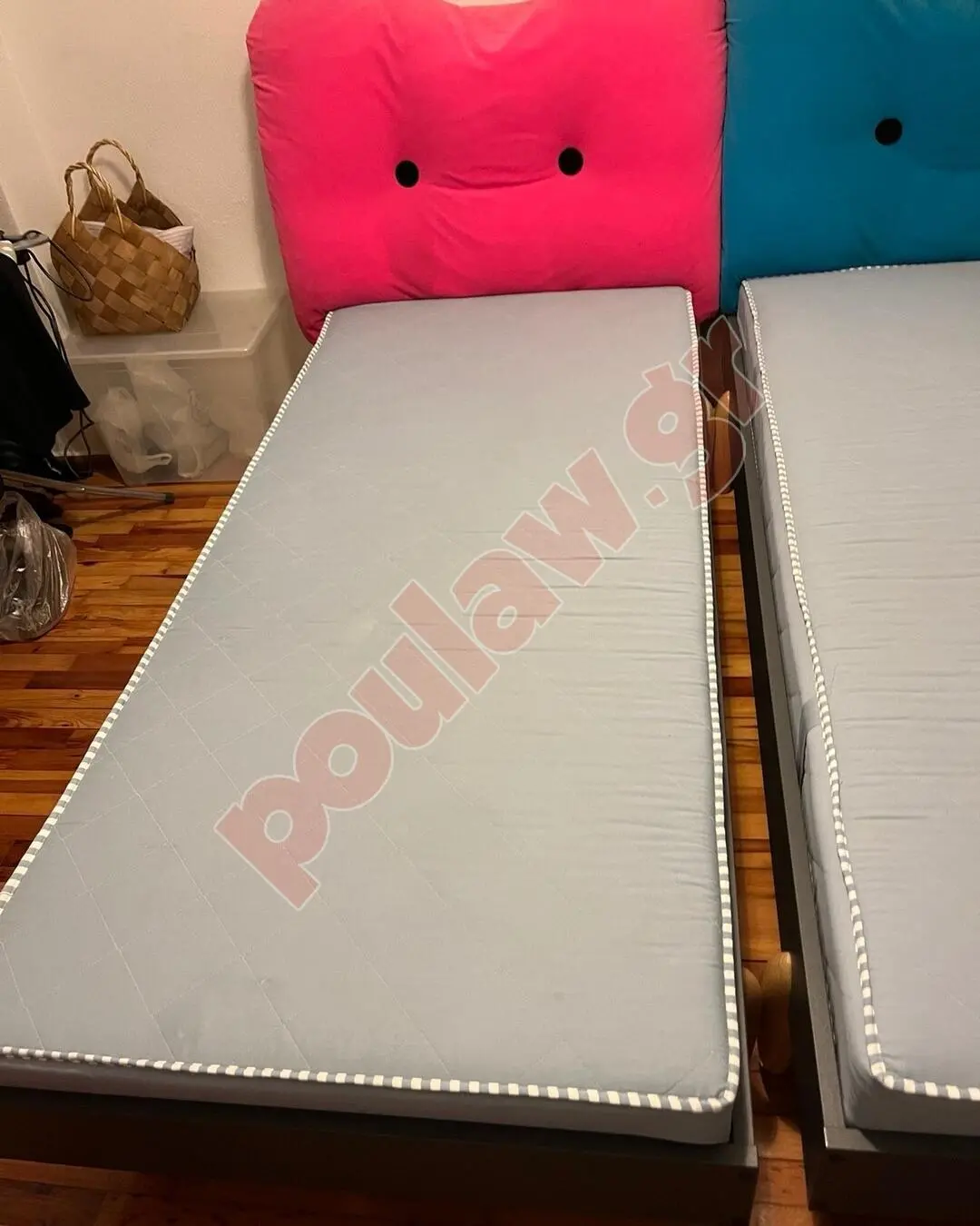 Δυο μονοκλινα κρεβατια με τα στρωματα τους 