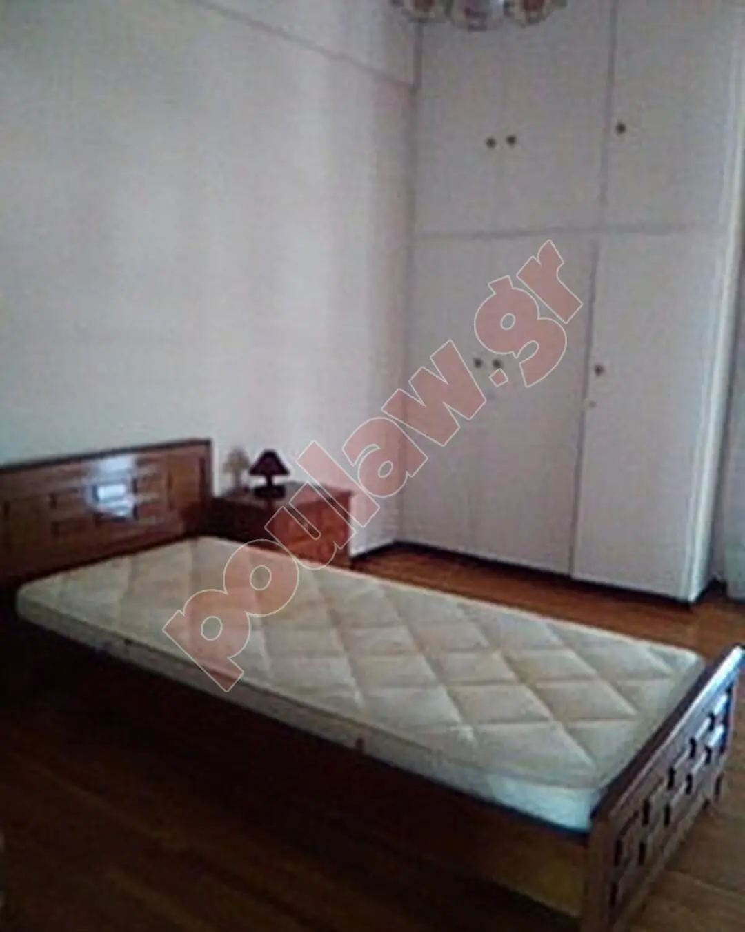 Ξύλινο μονο κρεβατι με στρωμα και κομοδίνο 