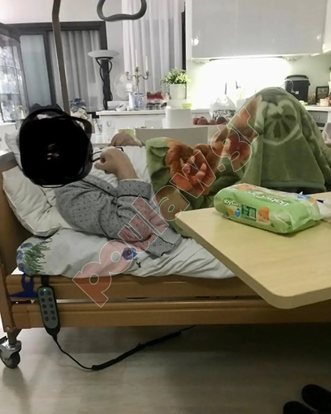 ιατρικό ηλεκτρικό κρεβάτι με τραπεζάκι τριχήλατο και τροχήλατη καρέκλα μπάνιου έ