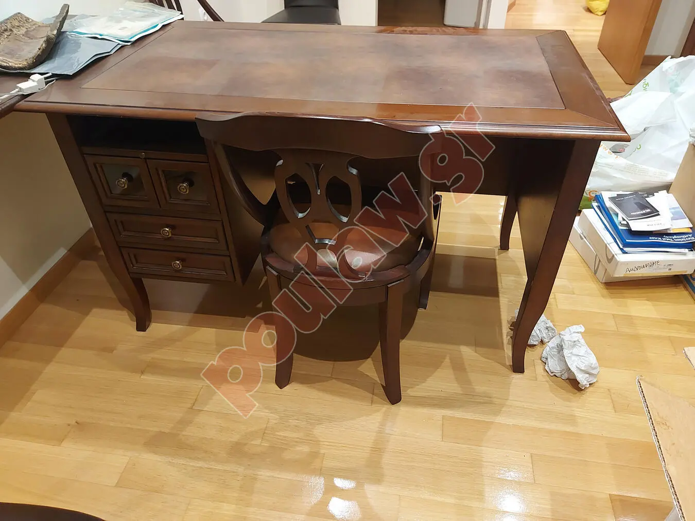 Βιβλιοθήκη και γραφείο 