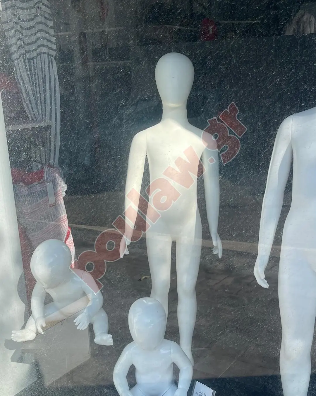 ΚΟΥΚΛΕΣ ΒΙΤΡΙΝΑΣ ΠΑΙΔΙΚΩΝ ΕΝΔΥΜΑΤΩΝ 