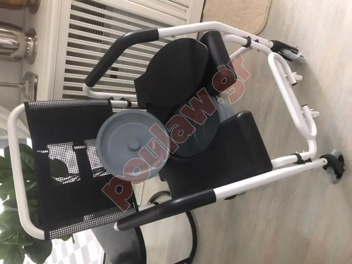 ιατρικό ηλεκτρικό κρεβάτι με τραπεζάκι τριχήλατο και τροχήλατη καρέκλα μπάνιου έ