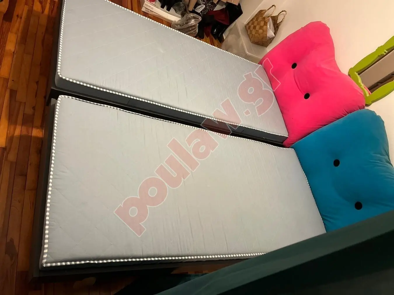 Δυο μονοκλινα κρεβατια με τα στρωματα τους 