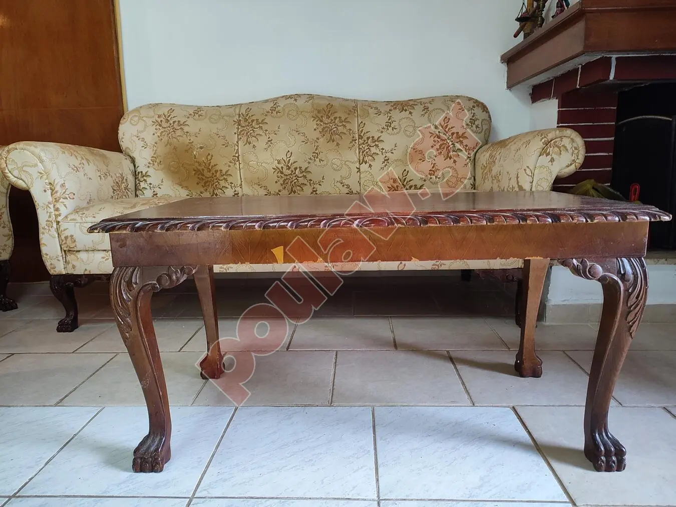 Παλιό σαλόνι με σκαλιστά πόδια 
